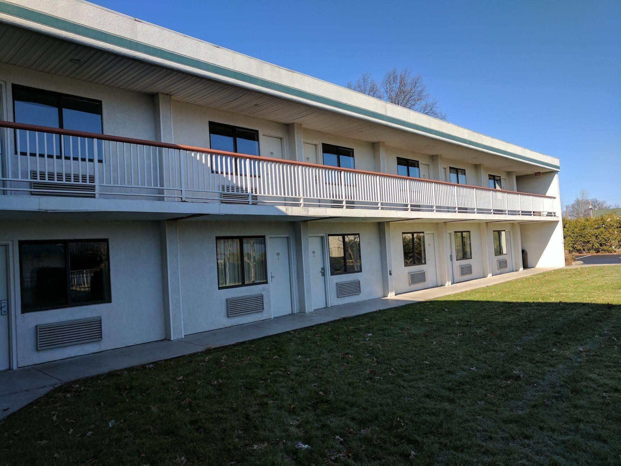 Sprucewood Inn Елирия Екстериор снимка
