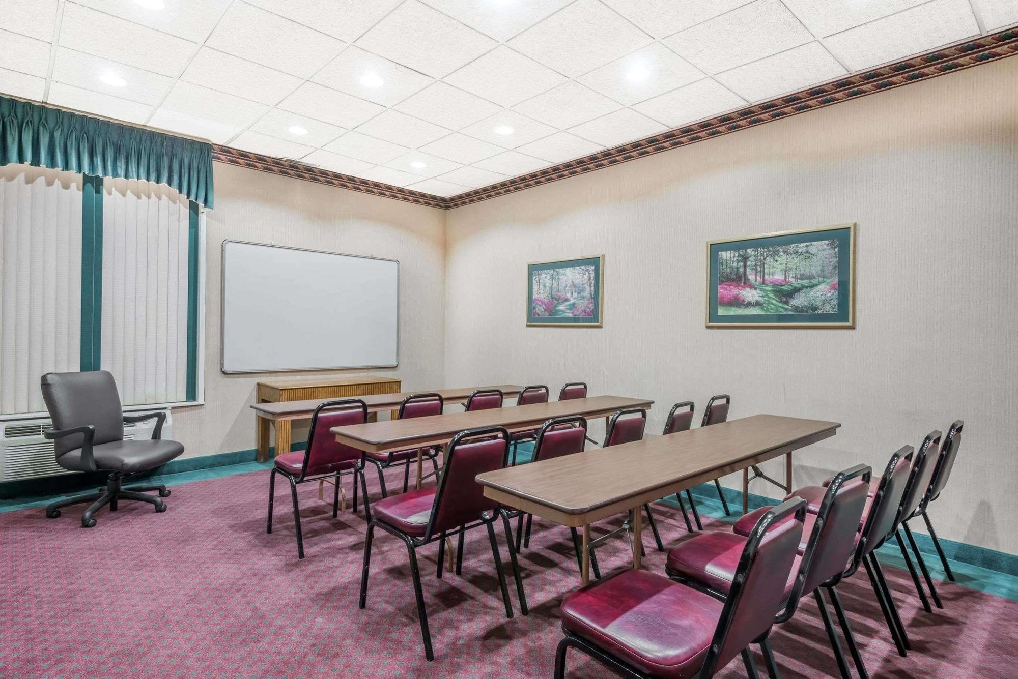 Sprucewood Inn Елирия Екстериор снимка